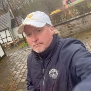 Jimmy Kelly Instagram - Mein Bruder @joeykelly.official hat uns beim Proben besucht und wir haben ihn sogar zum Tanzen gebracht! 😎🥳🕺🏻😆 
Jetzt versuche ich ihn zu überreden, uns auf Tour zu begleiten…wer würde nicht gerne eine Bluegrass oder Country Version von ‚The Wolf‘ hören? 🐺🪕🎻🪗😉 

Wir sind jedenfalls sehr dankbar, dass wir die Vorbereitungen für unsere ‚Back To The Streets‘ Tour auf seinem Hof abhalten können. Thank you, Joey!!! 
Bald kann es losgehen! 🙌🏼🥳

God bless, Euer liebster Jimmy 🕺🏻

#jimmykelly #jimmykellyandthestreetorchestra #ontoursoon #wegotlove #backtothestreet #wewillrockyou #feiertdaslebenmituns #joeykelly #thewolf #thankful #livemusic #alebrider #rehearsal #kellyfamily #thekellyfamily #liveontape 😆
