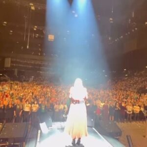 Jimmy Kelly Instagram - Herzlichen Dank, Zürich! 🏔🐐 #heidi #jodel 
 Kommt gut nach Hause…God bless, Jimmy ✨
#kellyfamily #thekellyfamily #jimmykelly #ontheroadwithjimmy #switzerland #christmasparty #thankyouthankyouthankyou #christmasiscoming