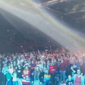 Jimmy Kelly Instagram - Uuuuund einmal Weihnachtsstimmung in Stuttgart! ✨❄️✨ Vielen Dank, es war schön bei Euch, kommt alle gut nach Hause…
Bis bald! 🥳
#kellyfamily #thekellyfamily #jimmykelly #ontheroadwithjimmy #itsbeginningtosoundalotlikechristmas #iwillsinguntilmyvoicewontletme #stuttgart #stuggitown #leiserieseltderschnee #choirchoirchoir #thankyou #ontheroadagain @thekellyfamilyofficial