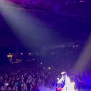 Jimmy Kelly Instagram - Lieben Dank, Leipzig, Ihr seid großartig!!! Lasst Euch nicht unterkriegen! 💪🏻✨ Egal was sein mag im Leben, wir sind für die ewige Freiheit gemacht! ✨ Hier einer meiner Lieblingsmomente der jetzigen Tournee.  Mein Bruder Paul mit den Irish Pipes. ☘️ @paul.kelly.official 
Authentizität pur! 
God bless, Euer Jimmy 
#kellyfamily #thekellyfamily #jimmykelly #ontheroadwithjimmy #irishpipes #paulkelly #leipzig #ontheroad #authentic #freedom #dontletyourselfgetweigheddown #godbless