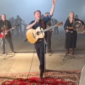 Jimmy Kelly Instagram - Noch ein bisschen ‚Behind the scenes’ vom ‚Peace On Earth‘ Videodreh für Euch! ✨🎥🎬😉
Einen schönen Abend und einen guten Start in die neue Woche. 😊
#jimmykelly #peaceonearth #wewereborntobeforever #behindthescenes #greatday #thekellyfamily #kellyfamily #video #newmusic
