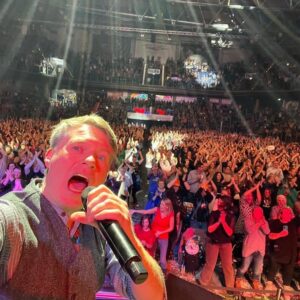 Jimmy Kelly Instagram - Wahnsinn, Nürnberg! 💪🏻🎉🥳 Ihr habt uns gerockt!!! 😍 Thank you für diesen tollen Abend mit Euch! ✨
Leipzig, jetzt machen wir uns auf den Weg zu Euch…😊
God bless, Euer Lieblingsjimmy 
#kellyfamily #thekellyfamily #ontheroadwithjimmy #nürnberg #christmasparty #peaceonearth #backontheroadagain #jimmykelly #theselfiekinghimself #thankyou #thankful @thekellyfamilyofficial @semmelconcerts