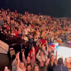 Jimmy Kelly Instagram - Thank you, Vienna! 💪🏻🕺🏻🥳✨ #dankewien 
Es war wunderbar bei Euch. ✌🏻
God bless, Euer Jimmy 
#thekellyfamily #kellyfamily #jimmykelly #ontheroadwithjimmy #thankyouvienna #christmasparty #thankful @thekellyfamilyofficial