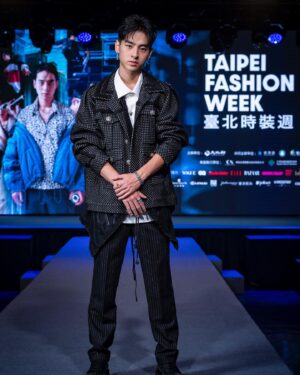 Jimmy Liu Instagram - 感到榮幸可以擔任這次臺北時裝周的主視覺，非常特別的一次經驗，讓我體會到藝術是如何在服裝上展現，也感受到設計師們在作品上的用心。

這裡 @tpe.fashionweek 看到更多關於臺北時裝周的資訊

服： @hansen.hengsheng 
鞋： @vatic_official_pages 
飾品: @codysanderson_official 
妝： @tsengkuowei 
髮：80’s studio @keaarth