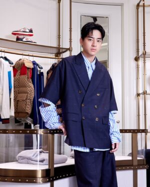 Jimmy Liu Instagram - 恭喜 GUCCI 台北 101 旗艦店盛大開幕
好開心今天跟好多前輩和朋友一起來慶祝
今天搭配的是深色短袖雙排扣西裝外套、條紋長襯衫搭配、GUCCI 1955 Horsebit 肩背包
很喜歡今天的造型，時尚也可愛，也很符合我的個性
非常謝謝 @gucci 邀請我來參加這次的活動
#gucci #gucci台北101旗艦店