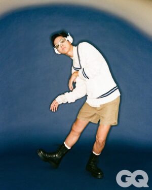 Jimmy Liu Instagram - 【GQ HYPE】好萊塢了然後呢？專訪 00 後潛力演員劉敬：「世界這麼大，為什麼要把自己侷限在舒適圈裡？」

有些演員是大雞慢啼，有些演員則是勢如破竹，而 00 後的「劉敬」無疑屬於後者，出道短短兩年就已經演出過不少爆款劇，《華燈初上》、《機智校園生活》⋯⋯ 等等都是他的輝煌戰績，更一路過關斬將闖入好萊塢，與國際巨星楊紫瓊、吳彥祖等人共同演出 Disney  影集《西遊 ABC》，或許有些人會認為這不過是幸運之神的偏愛，但訪談完之後，我倒認為是一路以來的練等與積累，讓整個宇宙願意倒過來幫他。

完整專訪請見 @gqtaiwan 主頁連結

編輯：@amberchiuchiu
企劃、服裝造型： @or.huang
攝影： @yourddoris
藝能關係經理： @lagerfeld
化妝： @tsengkuowei
髮型： @tsaiking @under.hair.1
採訪撰稿： @nanci_chen @sofie_0918
服裝協力： @poloralphlauren

#劉敬#gqhype