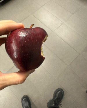 Jisung Instagram - 애플로고는 푸른 사과일까 빨간 사과일까🤔