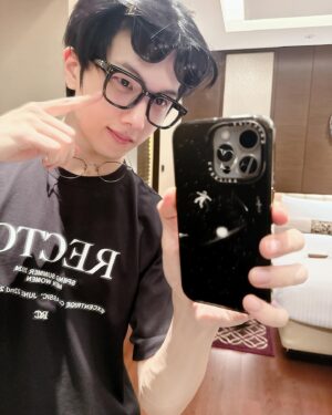 Jisung Instagram - 😎🤓🥸

좀 오바한거 같기도하고..zzzz
