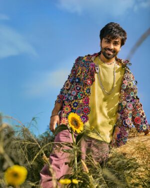 Jitendra Kumar Instagram - Blooming in the flow ..!!🌸❤️
#Panchayat #PrimevideoIndia 

Styling @mohitrai
Photography @frontrowgypsy
HMU @shenoyafernandes 

Thank you @primevideoin 💙