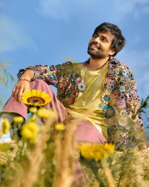 Jitendra Kumar Instagram - Blooming in the flow ..!!🌸❤️
#Panchayat #PrimevideoIndia 

Styling @mohitrai
Photography @frontrowgypsy
HMU @shenoyafernandes 

Thank you @primevideoin 💙