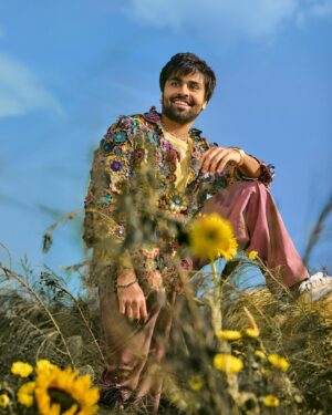Jitendra Kumar Instagram - Blooming in the flow ..!!🌸❤️
#Panchayat #PrimevideoIndia 

Styling @mohitrai
Photography @frontrowgypsy
HMU @shenoyafernandes 

Thank you @primevideoin 💙