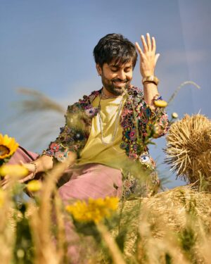 Jitendra Kumar Instagram - Blooming in the flow ..!!🌸❤️
#Panchayat #PrimevideoIndia 

Styling @mohitrai
Photography @frontrowgypsy
HMU @shenoyafernandes 

Thank you @primevideoin 💙