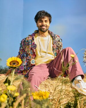 Jitendra Kumar Instagram - Blooming in the flow ..!!🌸❤️
#Panchayat #PrimevideoIndia 

Styling @mohitrai
Photography @frontrowgypsy
HMU @shenoyafernandes 

Thank you @primevideoin 💙