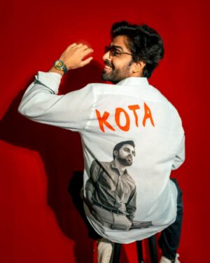 Jitendra Kumar Instagram - Que Sera Sera .. 🍫❤️ 
#Kota #Grateful #KotaFactoryS3
@netflix_in 
Thanks @ghuridesign for this Lovely Shirt ❤️

Styling @krishi1606
HMU @shenoyafernandes
Wearing a custom shirt @ghuridesign x @beyoung.in_official 
Timepiece @jaipurwatchcompany
Photography @niravthakkarphotography 
Sneakers @leecooperindia