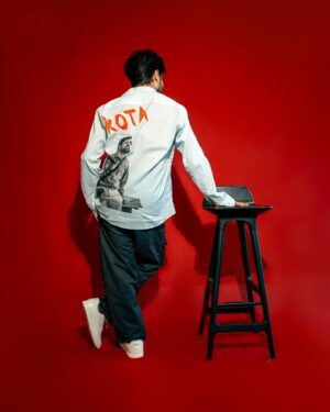 Jitendra Kumar Instagram - Que Sera Sera .. 🍫❤️ 
#Kota #Grateful #KotaFactoryS3
@netflix_in 
Thanks @ghuridesign for this Lovely Shirt ❤️

Styling @krishi1606
HMU @shenoyafernandes
Wearing a custom shirt @ghuridesign x @beyoung.in_official 
Timepiece @jaipurwatchcompany
Photography @niravthakkarphotography 
Sneakers @leecooperindia