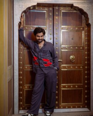 Jitendra Kumar Instagram - #Teacher #Kota #KotaFactoryS3 
@netflix_in 

Styling @krishi1606
HMU @shenoyafernandes
Wearing @na.by.nitya
Timepiece @jaipurwatchcompany
Photography @theshuttersaga