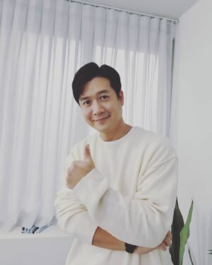 Jo Hyun-jae Instagram - 2022년 새해가 밝았습니다 다사다난 했던 지난 한 해를 지나오느라 정말수고 많으셨습니다 코로나 바이러스가 다시 확산세를 보이면서 그 어느때보다 힘든시기를 지나왔는데요 어려운시기 힘겹게 보내온 여러분 모두가 위너라고생각합니다 정말 애쓰셨습니다 지나온 모든 시간과 길들이 어떤 형태와 모양이든 앞으로 펼처질 나날들에 큰 버팀목이 돼 줄것이라고 생각합니다. 새해에는 소망하는 모든일이 풍성한 결실로 이어지기를 진심으로 응원합니다. 무엇보다 건강이 최고입니다 모두 건강하시길 그리고 모든 집들과 가정 가운데 평안 하기를 위해 기도하겠습니다. 
새해 복 많이 받으세요.
