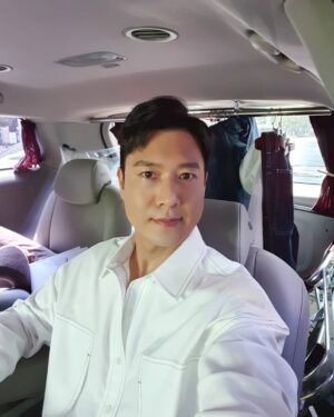 Jo Hyun-jae Instagram - 안녕~~^^
#일하러 #가는중 #궁금증유발 #😁 #오랜만에