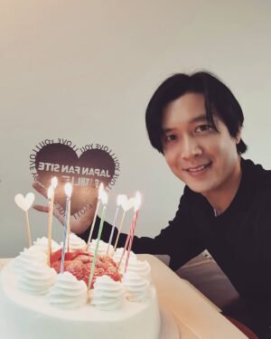 Jo Hyun-jae Instagram - Merry Christmas~♡
코로나로 어려운 시국을 맞이 하고 있지만 꼭 힘내시길 바랄께요. 
그리고 항상 응원해주시고 또 저에게 힘이 되어주셔서 너무 고맙습니다.♡
건강하세요.
#merrychristmas #국내 #해외 #모든 #팬분들 #행복한연말보내세요