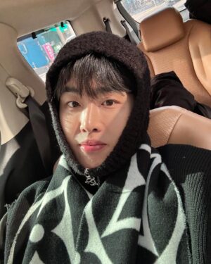 Jo Jung-shik Instagram - 졸추🥶 어제 야외촬영이라 너무 추워서 이거 머리에 썼는데 이름이 산타바바라인가 바라바라베르베르인가 바다회사랑인가 그랬던거같은데 바라바라갇혀확받쳐였나