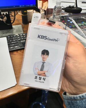 Jo Jung-shik Instagram - 정말 행복한 24년 첫 주 였습니다🙏 여의도 한복판에 제 얼굴이 이렇게 크게 걸린것도 믿기지 않네요. 올해는 딱 첫 주의 반 정도만 행복하길 바랍니다(진심으로) 아직 미숙한 저와 함께해주신 대행진 청취자님들 그리고 서포트해주신 대행진 피디 작가님들 앞으로 제가 더 잘할게요🎶☺️ 에펨대행진 24년 간드아아아🐲 #조정식의fm대행진 #kbs콩라디오