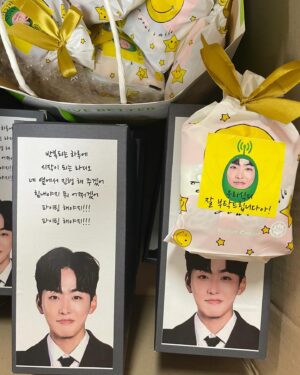 Jo Jung-shik Instagram - 정말 행복한 24년 첫 주 였습니다🙏 여의도 한복판에 제 얼굴이 이렇게 크게 걸린것도 믿기지 않네요. 올해는 딱 첫 주의 반 정도만 행복하길 바랍니다(진심으로) 아직 미숙한 저와 함께해주신 대행진 청취자님들 그리고 서포트해주신 대행진 피디 작가님들 앞으로 제가 더 잘할게요🎶☺️ 에펨대행진 24년 간드아아아🐲 #조정식의fm대행진 #kbs콩라디오