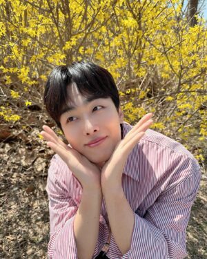 Jo Jung-shik Instagram - 아저씨 봄에 아주 산뜻하지? 스포티하지? 세련됐지? 꽃같지?