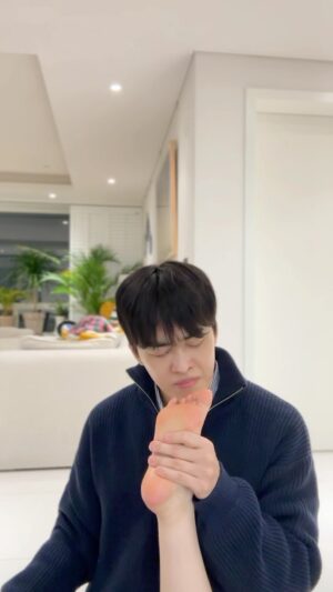 Jo Jung-shik Instagram - 별 누나 신곡 “진심” 챌린지 진심으로 발벗고 나섰습니다🦶 대박기원 많이 들어주쎄여🔥🔥🔥