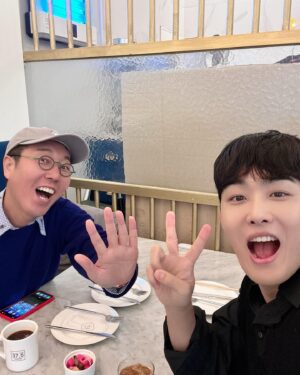 Jo Jung-shik Instagram - 이제 영철이형이랑 퇴근시간이 같아져서 브런치 할 수 있게 됨🙌 간만에 친정 스브스 근처가서 만났다🙌늘 밝고 유쾌하고 솔직한 형 방송이랑 생활이랑 아예 똑같은 형ㅋㅋㅋㅋㅋ암튼 이제는 선의의경쟁 레츠고🔥❤️