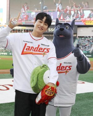 Jo Jung-shik Instagram - 키야🔥 조정식이 시구도 해보고 성공했다🙌 아껴뒀던 고추장포스 개시날 제대로 잡음! 에펨대행진 홍보도 확실히 하고 공도 바닥에 안던졌으니까 만족! 랜더스 기아전 3경기 중 2경기 승리 축하합니다! 최정선수도 홈런기록 향해 파이팅💪 초대해주신 ssg 관계자분들께 다시한번 감사인사드립니다. #ssg랜더스 #랜더스 #랜더스필드