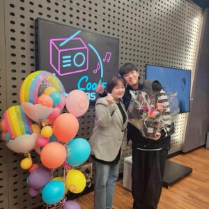 Jo Jung-shik Instagram - 꿈처럼 존경하던 선배님 앞에서 난 재롱을 떨고 선배님이 웃어주신다면 그것이 성공 아닐까🥹 난 성공했다! 역시는 역시... 라디오 게스트 출연하며 선물을 받는 경험은 태어나서 처음이었습니다... 따뜻함에 힐링만 받고 돌아가요. 넘 고맙습니다 선배님🙏 #이금희사랑하기좋은날 #kbs라디오쿨fm