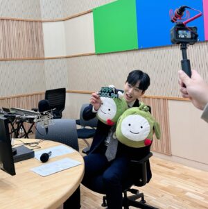 Jo Jung-shik Instagram - 영광스런 KBS 첫 출근날✨50년이 다 된 전통있는 프로그램에 디제이를 맡게되어 큰 영광입니다🙌 타사 아나운서로는 처음이라는데 큰 기회를 주셔서 정말 고맙습니다🙏  한국방송 최고 FM대행진 최고🔥 #kbs #fm대행진