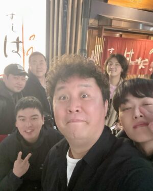 Jo Jung-shik Instagram - ”맛있어서 화가나서...이렇게 맛있는데를 왜 이제서야 오게 해준거냐고 형 멱살 잡았다“ 오로지 존경과 감사의 의미 뿐이었다🙏 동생들에게 최고의 식도락 여행을 선물해주신 준하형께😭🙏🙏🙏 #오사카 #osaka #기록 #먹잘알 #멱잘알