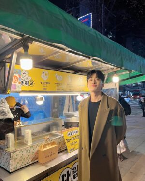 Jo Jung-shik Instagram - 서울의봄 기다리는 서울의 밤✨🌕 연말느낌🎶 #섞어서3처넌어치샀어요 #서울밤