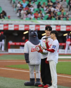 Jo Jung-shik Instagram - 키야🔥 조정식이 시구도 해보고 성공했다🙌 아껴뒀던 고추장포스 개시날 제대로 잡음! 에펨대행진 홍보도 확실히 하고 공도 바닥에 안던졌으니까 만족! 랜더스 기아전 3경기 중 2경기 승리 축하합니다! 최정선수도 홈런기록 향해 파이팅💪 초대해주신 ssg 관계자분들께 다시한번 감사인사드립니다. #ssg랜더스 #랜더스 #랜더스필드