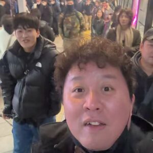 Jo Jung-shik Instagram - ”맛있어서 화가나서...이렇게 맛있는데를 왜 이제서야 오게 해준거냐고 형 멱살 잡았다“ 오로지 존경과 감사의 의미 뿐이었다🙏 동생들에게 최고의 식도락 여행을 선물해주신 준하형께😭🙏🙏🙏 #오사카 #osaka #기록 #먹잘알 #멱잘알