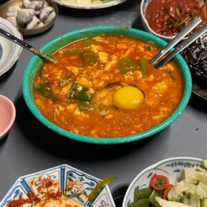 Jo Jung-shik Instagram - 잘 먹고 잘 놀고 잘 사는 방법에 대해서..😀 프리랜서 5달차 아직 새로운 삶에 적응중이지만 장점과 단점은 명확하게 알아가고 있다. 확실한건 점점 수동적 삶을 살 확률이 높은 이 직군에서 다시 능동적이고 적극적인 날 발견하고 있다. 그게 제일 좋다🔥