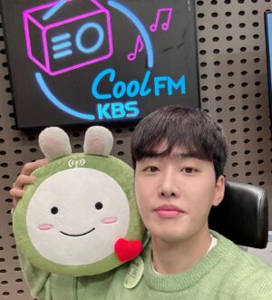 Jo Jung-shik Instagram - 긴장이 풀리고 적응이 되니까 실수가 나오네요😭 처음으로... 다시는 🦍이런일이 없게!! 늘 🫛🫛🫛🫛🫛 #조정식의fm대행진 #kbs콩앱