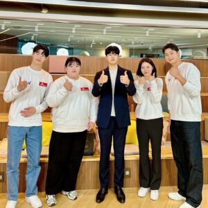 Jo Jung-shik Instagram - 솔직히 저 순간에 내가 황선우선수보다 더 오래하고 있어서 내가 되게 운동신경 좋고 역동적이고 민첩하게 보일거같다고 생각했는데 그냥 소금쟁이네...소개팅에서 하지마세요 #황선우 #박혜정 #최인정 #오상욱 #skt