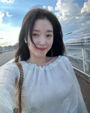 Jo Woo-ri Instagram - 걷기 좋은 날씨 
부끄러운애랑 뭘해도 귀여운애😻💘☁️🌤️