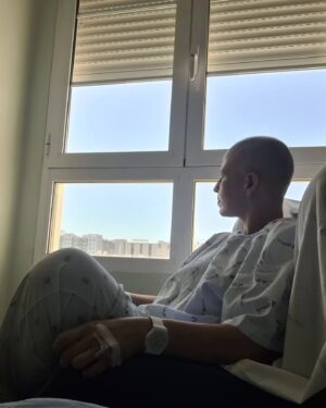 Joana Cruz Instagram - 3 anos depois, o cenário e a felicidade são diferentes da foto 2 que recordo sempre neste dia. Passaram 3 anos desde que fiz a operação para remoção do tumor e, tal como comemoro com alegria o meu aniversário, esta é mais uma data que não esqueço. Porque é o dia em que tirei de mim aquele elemento que se instalou e não me pertencia. Fez parte, mas não o quis deixar crescer. Porque foi a tempo o diagnóstico e é assim que as intervenções conseguem ser eficazes. Por isso, foi dia de celebrar com um dos meus pratos favoritos, com a mãe que me trouxe ao mundo e me guia e consegue ser pior que eu na ansiedade de comer aquele docinho típico da Ericeira, o ouriço! 😅😅 Viva o 4 de agosto! 🥂
#celebration #cancerfree #cheers