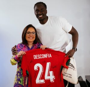 Joana Marques Instagram - JUNHO: não estava à espera mas sobrevivi. Obrigada a quem apareceu numa das cinco sessões do Desconfia na Superbock Arena (na plateia e no palco), a quem foi às Feiras do Livro de Lisboa e Aveiro, e à Fnac no Porto, para conhecer o Elefante na Sala, obrigada ao Pluto e ao Papa por me receberem (não necessariamente por esta ordem), e à Ana Galvão por me convidar para o seu cinquentenário. Depois de convívio tão intensivo, um bicho do mato como eu está capaz de se recolher nas montanhas por seis meses. Adeus!