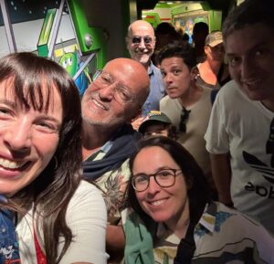 Joana Marques Instagram - JUNHO: não estava à espera mas sobrevivi. Obrigada a quem apareceu numa das cinco sessões do Desconfia na Superbock Arena (na plateia e no palco), a quem foi às Feiras do Livro de Lisboa e Aveiro, e à Fnac no Porto, para conhecer o Elefante na Sala, obrigada ao Pluto e ao Papa por me receberem (não necessariamente por esta ordem), e à Ana Galvão por me convidar para o seu cinquentenário. Depois de convívio tão intensivo, um bicho do mato como eu está capaz de se recolher nas montanhas por seis meses. Adeus!