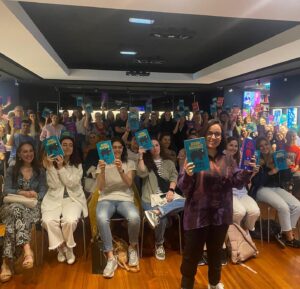 Joana Marques Instagram - JUNHO: não estava à espera mas sobrevivi. Obrigada a quem apareceu numa das cinco sessões do Desconfia na Superbock Arena (na plateia e no palco), a quem foi às Feiras do Livro de Lisboa e Aveiro, e à Fnac no Porto, para conhecer o Elefante na Sala, obrigada ao Pluto e ao Papa por me receberem (não necessariamente por esta ordem), e à Ana Galvão por me convidar para o seu cinquentenário. Depois de convívio tão intensivo, um bicho do mato como eu está capaz de se recolher nas montanhas por seis meses. Adeus!