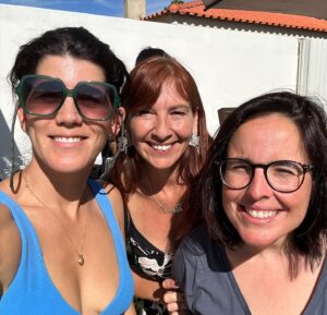 Joana Marques Instagram - JUNHO: não estava à espera mas sobrevivi. Obrigada a quem apareceu numa das cinco sessões do Desconfia na Superbock Arena (na plateia e no palco), a quem foi às Feiras do Livro de Lisboa e Aveiro, e à Fnac no Porto, para conhecer o Elefante na Sala, obrigada ao Pluto e ao Papa por me receberem (não necessariamente por esta ordem), e à Ana Galvão por me convidar para o seu cinquentenário. Depois de convívio tão intensivo, um bicho do mato como eu está capaz de se recolher nas montanhas por seis meses. Adeus!