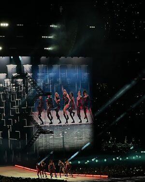 Joanna Jędrzejczyk Instagram - What a night! What a performance by @taylorswift 😍 Girl! You are on fire 💃🏼 

Thanks @universalmusicpolska 🫶🏼

#taylorswift