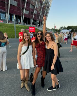 Joanna Jędrzejczyk Instagram - What a night! What a performance by @taylorswift 😍 Girl! You are on fire 💃🏼 

Thanks @universalmusicpolska 🫶🏼

#taylorswift