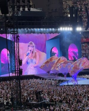 Joanna Jędrzejczyk Instagram - What a night! What a performance by @taylorswift 😍 Girl! You are on fire 💃🏼 

Thanks @universalmusicpolska 🫶🏼

#taylorswift