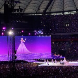Joanna Jędrzejczyk Instagram - What a night! What a performance by @taylorswift 😍 Girl! You are on fire 💃🏼 

Thanks @universalmusicpolska 🫶🏼

#taylorswift