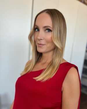 Joanne Froggatt Instagram - @jofroggatt presenting the Best Animation - 12 and Over award with Tobie Donovan at the #IntoFilmAwards 2024.
Makeup and skin prep @nathalieeleni_beauty using @rarebeauty Makeup and @sensaibeauty skincare.
Hair @naradkutowaroo 
Styling @abisoye_o 
@personalpruk 
@nikeen_p & @dyla.bridal
@jessica_mccormack
@louboutinworld

#makeup #naturalmakeup #glowingskin #sleekhair #reddress #joannefroggatt #skinglow #london #beauty #film